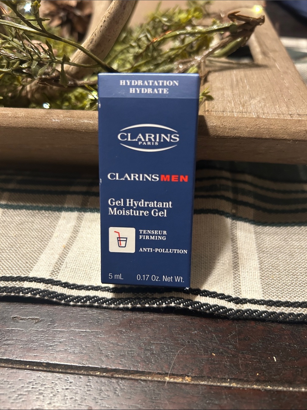 Clarins Men's Gel Moisturizer — Blue with Red Accent